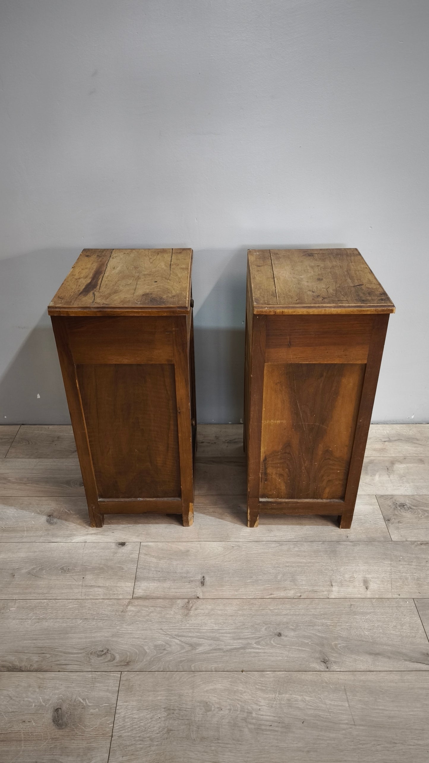87994 Coppia di comodini in legno con uno sportello e un cassetto