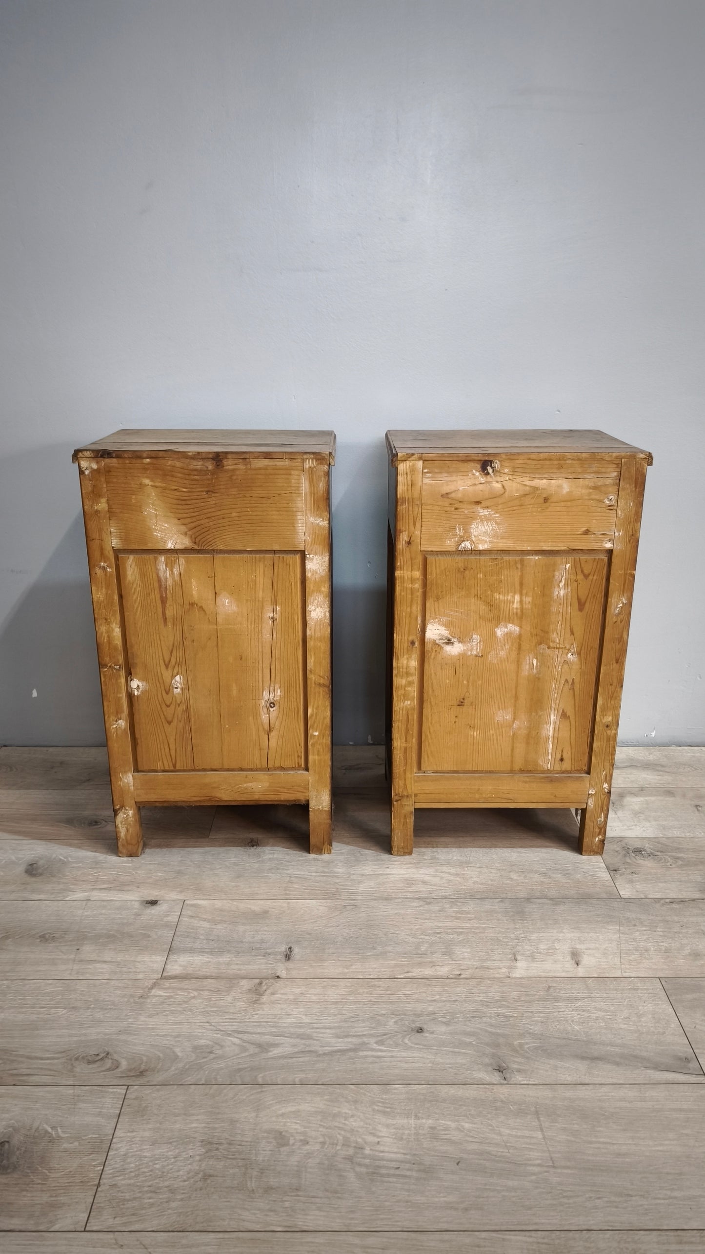 87994 Coppia di comodini in legno con uno sportello e un cassetto