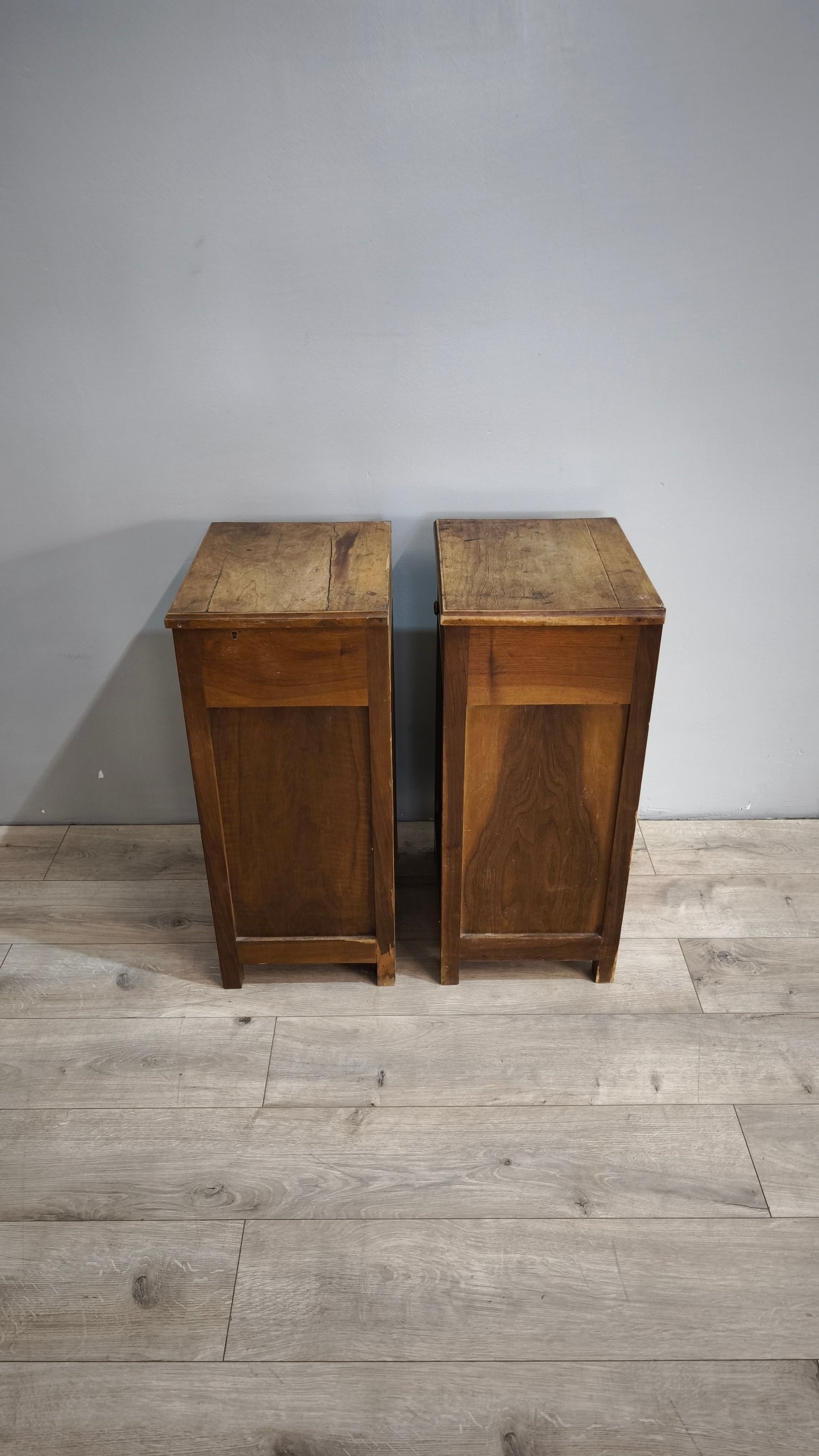 87994 Coppia di comodini in legno con uno sportello e un cassetto