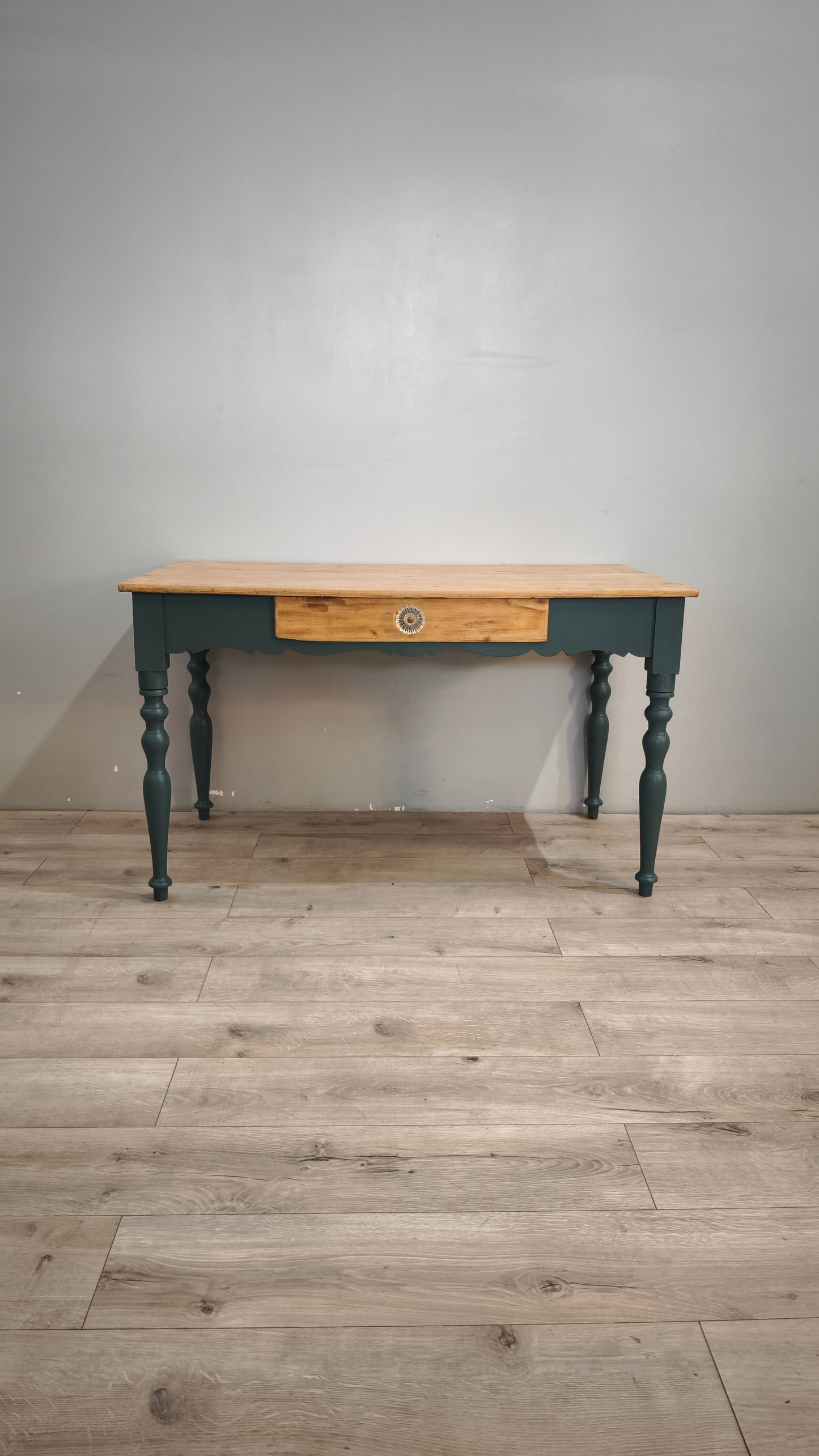 88357 Tavolo in legno massello con cassetto frontale e base dipinta verde