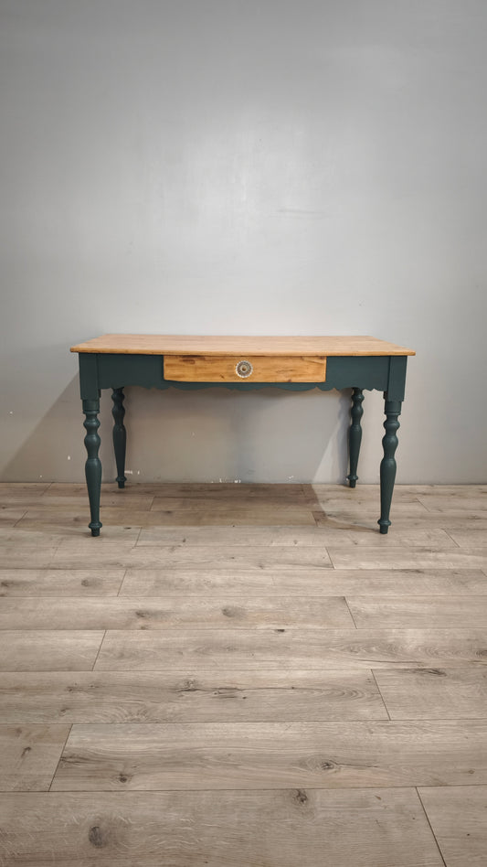 88357 Tavolo in legno massello con cassetto frontale e base dipinta verde