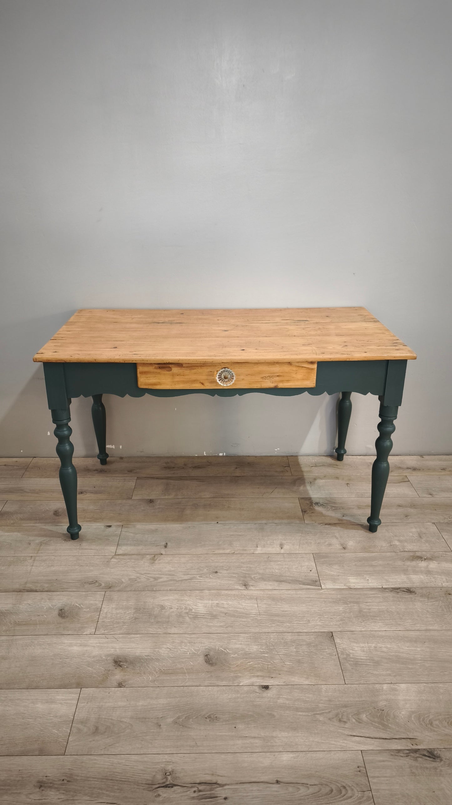 88357 Tavolo in legno massello con cassetto frontale e base dipinta verde