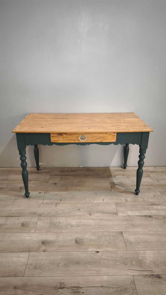 88357 Tavolo in legno massello con cassetto frontale e base dipinta verde