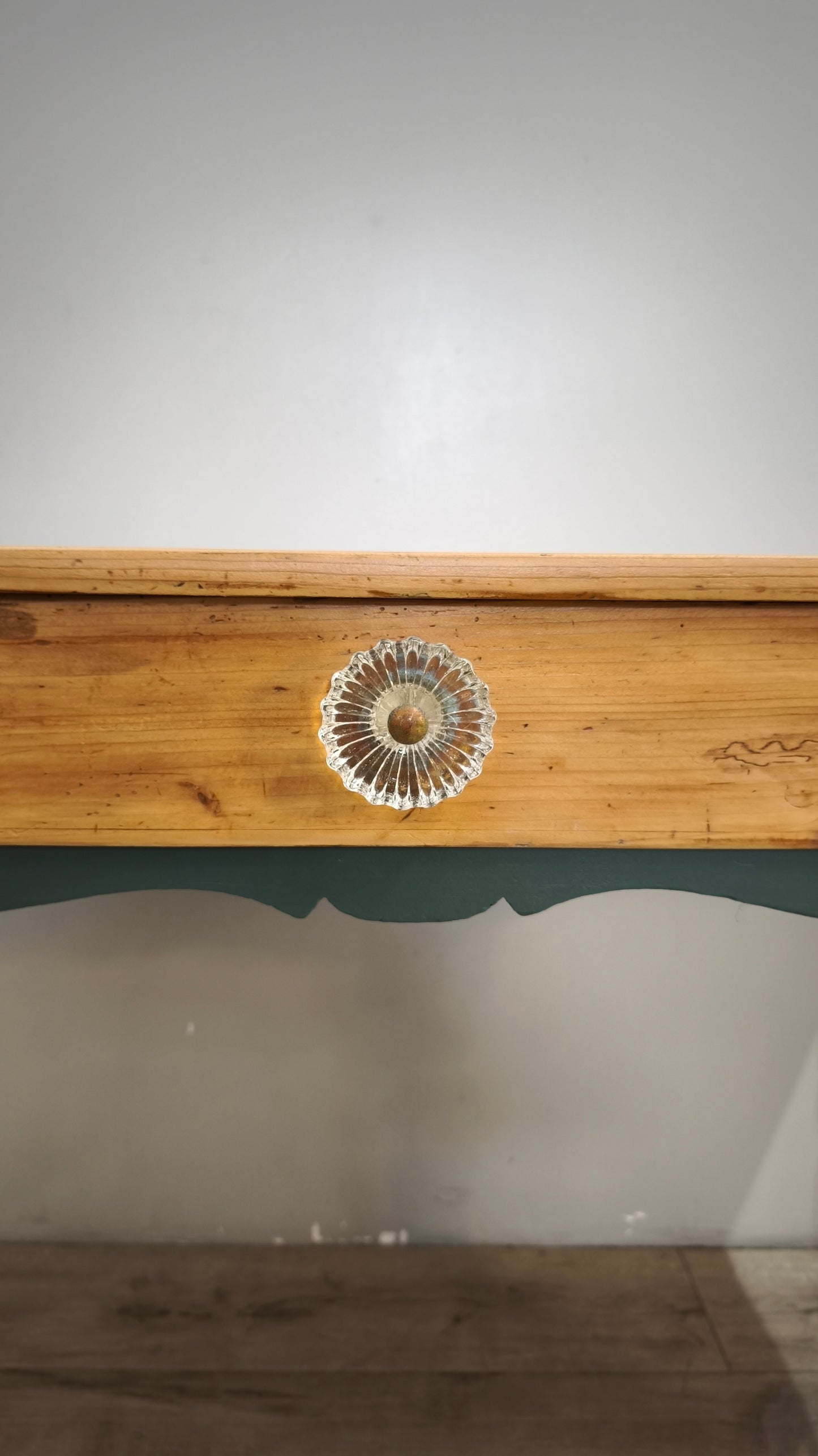 88357 Tavolo in legno massello con cassetto frontale e base dipinta verde