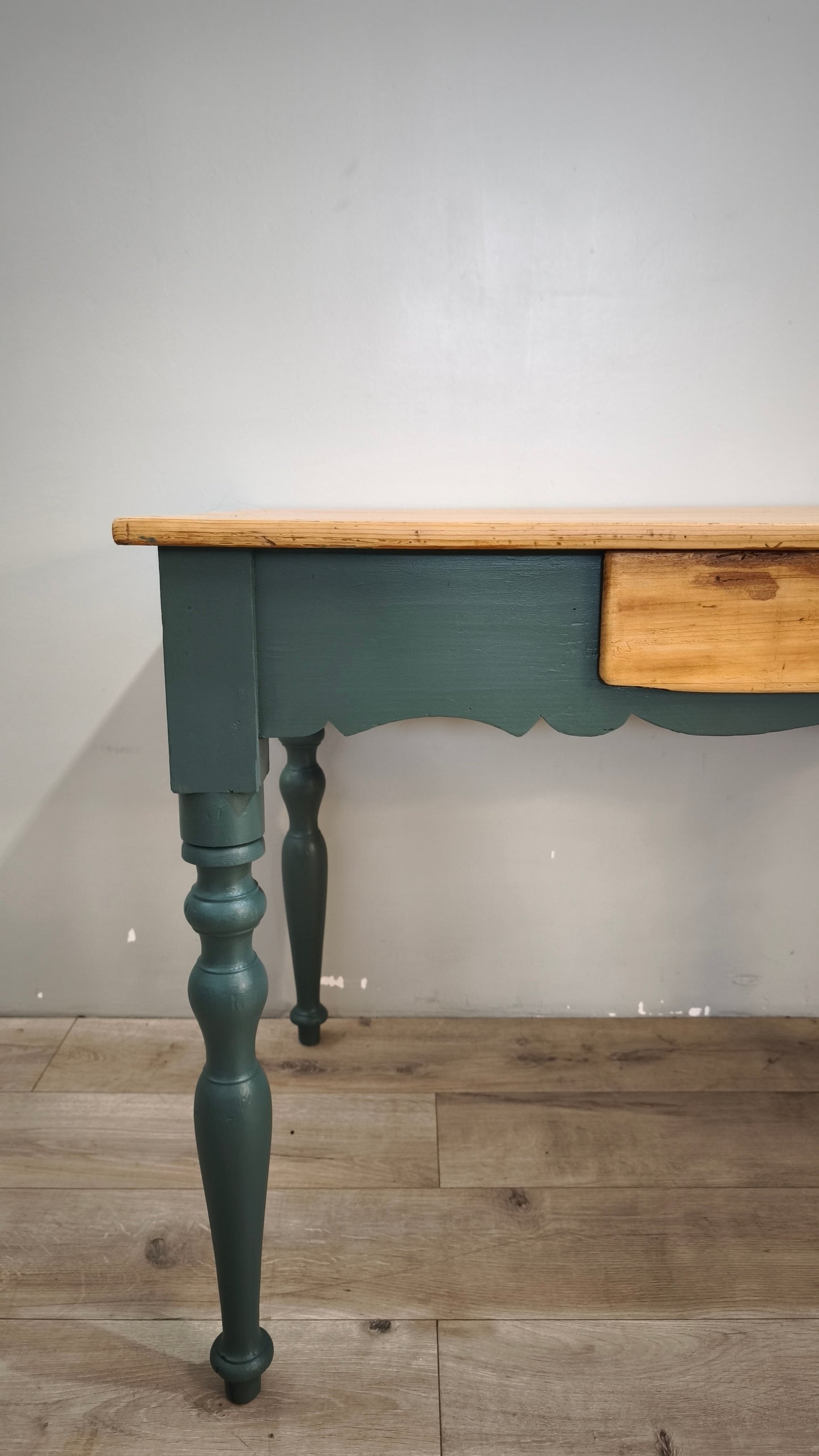88357 Tavolo in legno massello con cassetto frontale e base dipinta verde