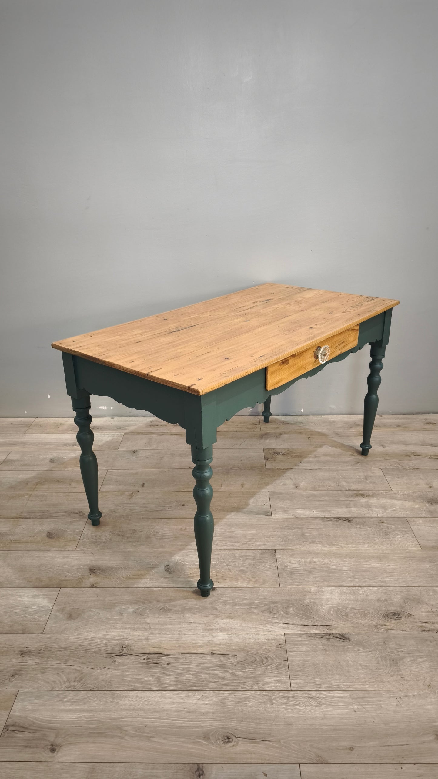 88357 Tavolo in legno massello con cassetto frontale e base dipinta verde