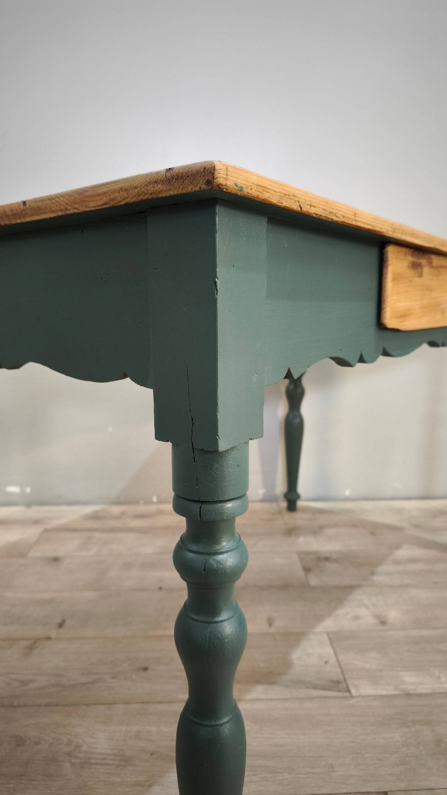 88357 Tavolo in legno massello con cassetto frontale e base dipinta verde