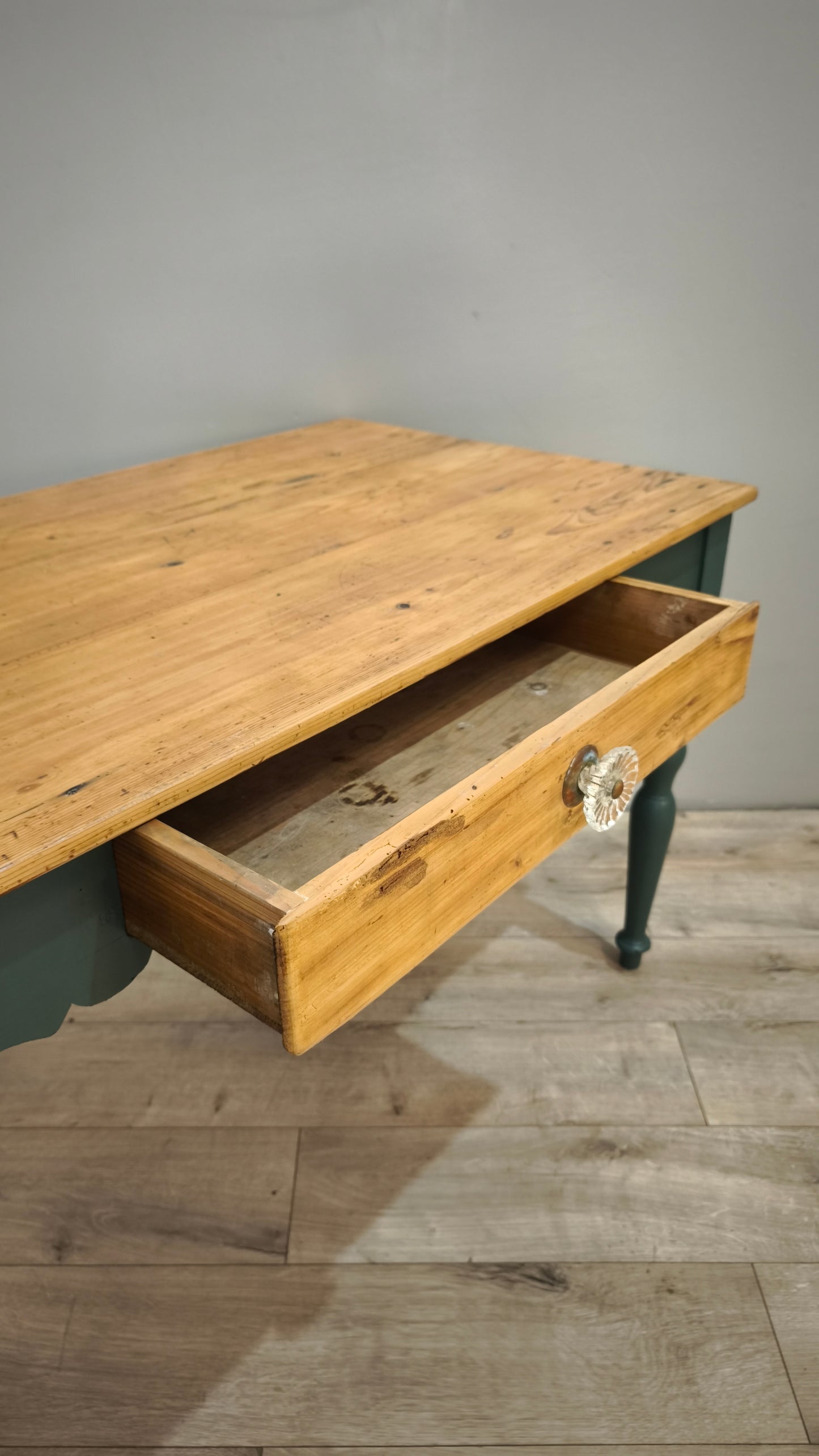 88357 Tavolo in legno massello con cassetto frontale e base dipinta verde