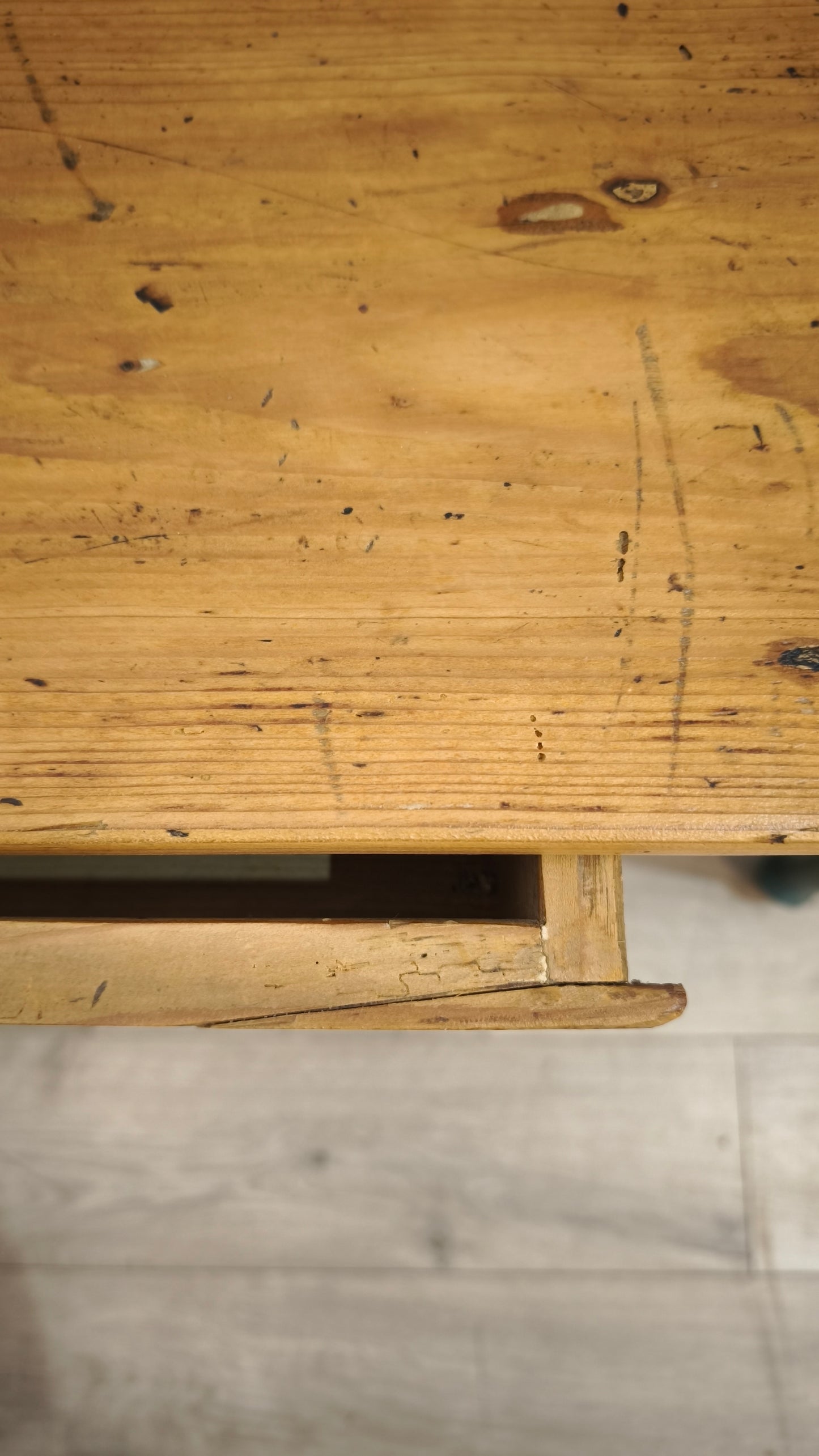 88357 Tavolo in legno massello con cassetto frontale e base dipinta verde
