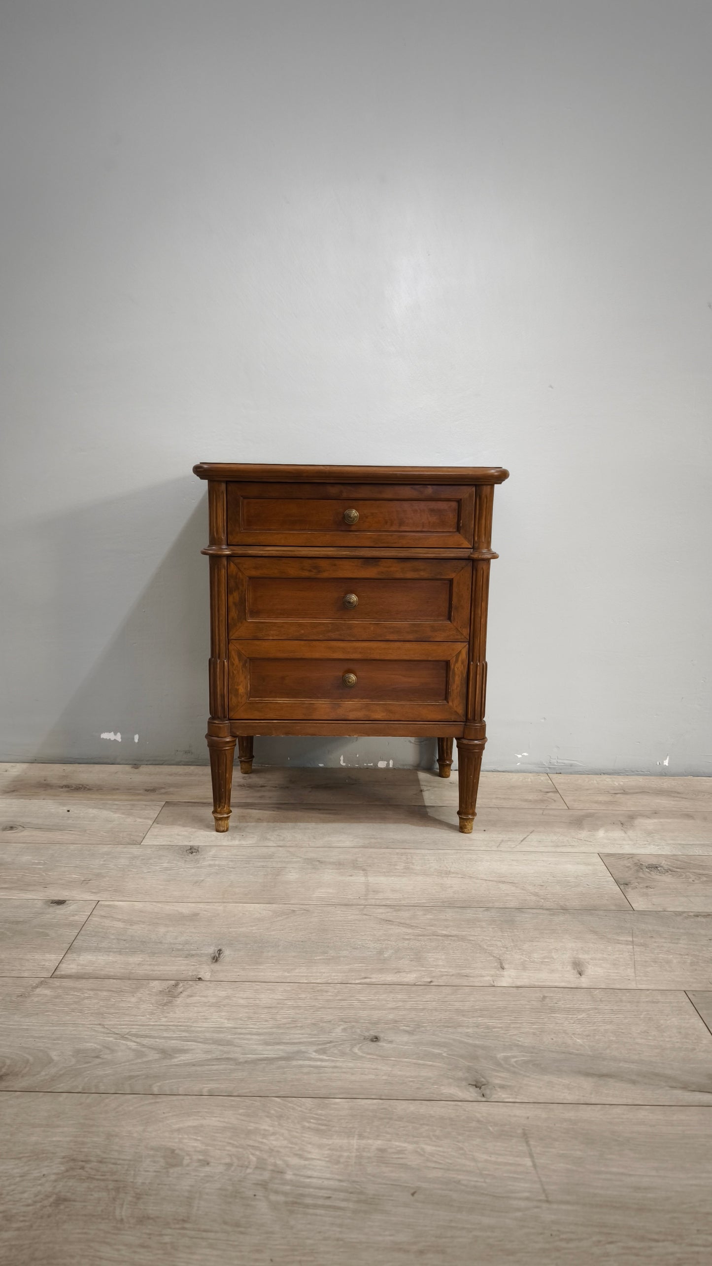 88255 Comodino in legno a 3 cassetti con alzatina