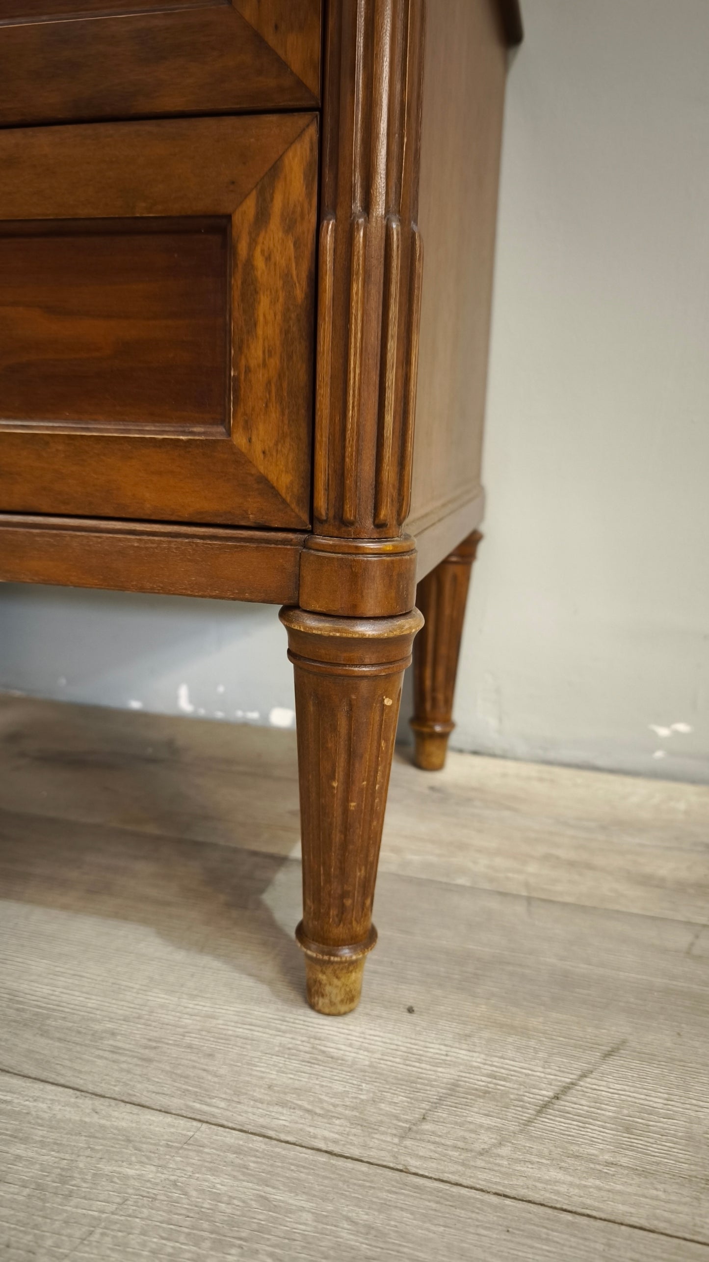 88255 Comodino in legno a 3 cassetti con alzatina
