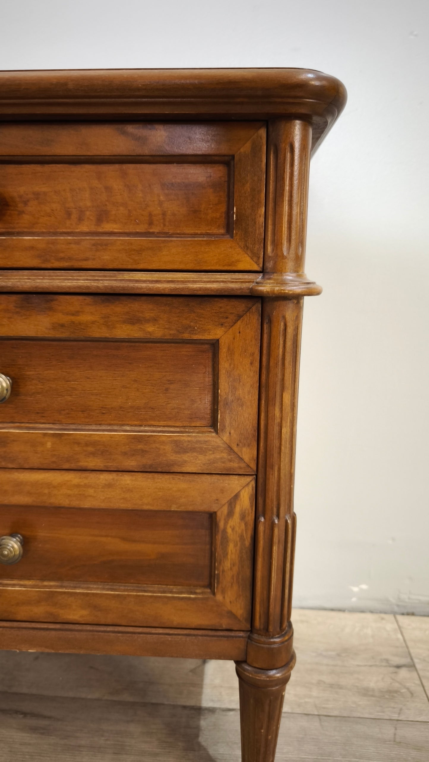 88255 Comodino in legno a 3 cassetti con alzatina