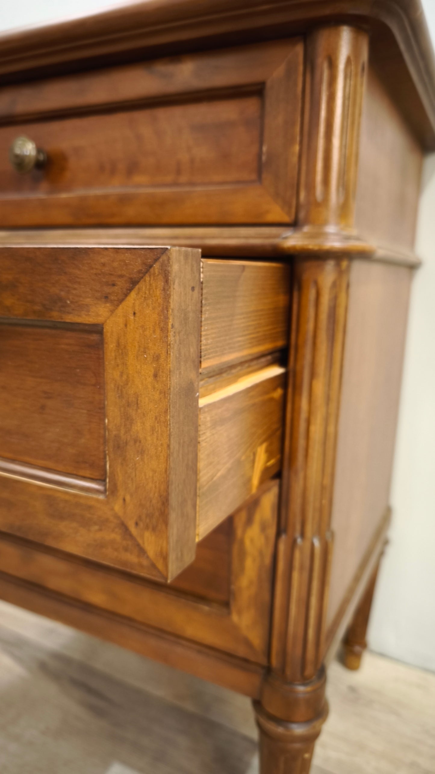 88255 Comodino in legno a 3 cassetti con alzatina