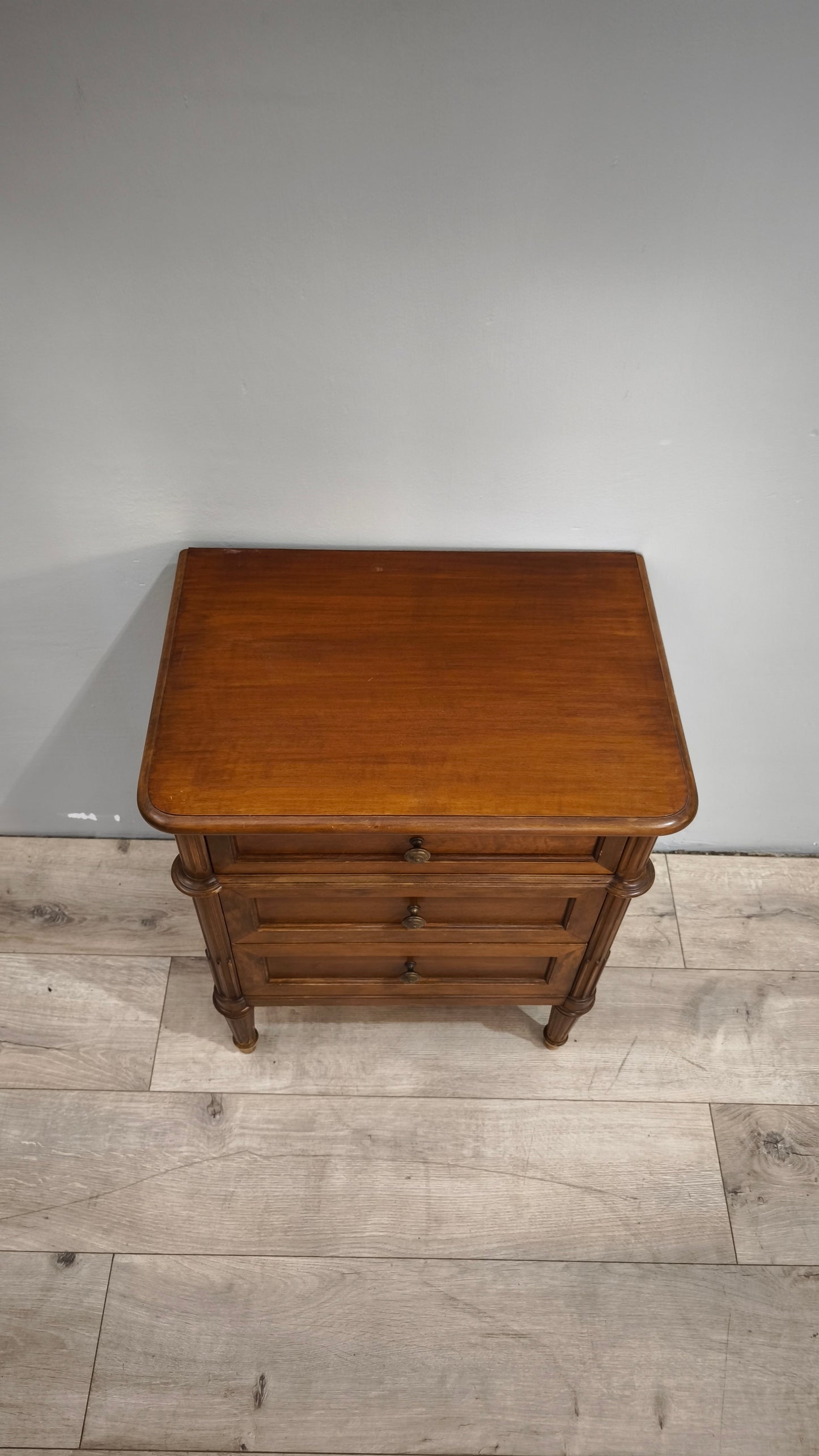 88255 Comodino in legno a 3 cassetti con alzatina