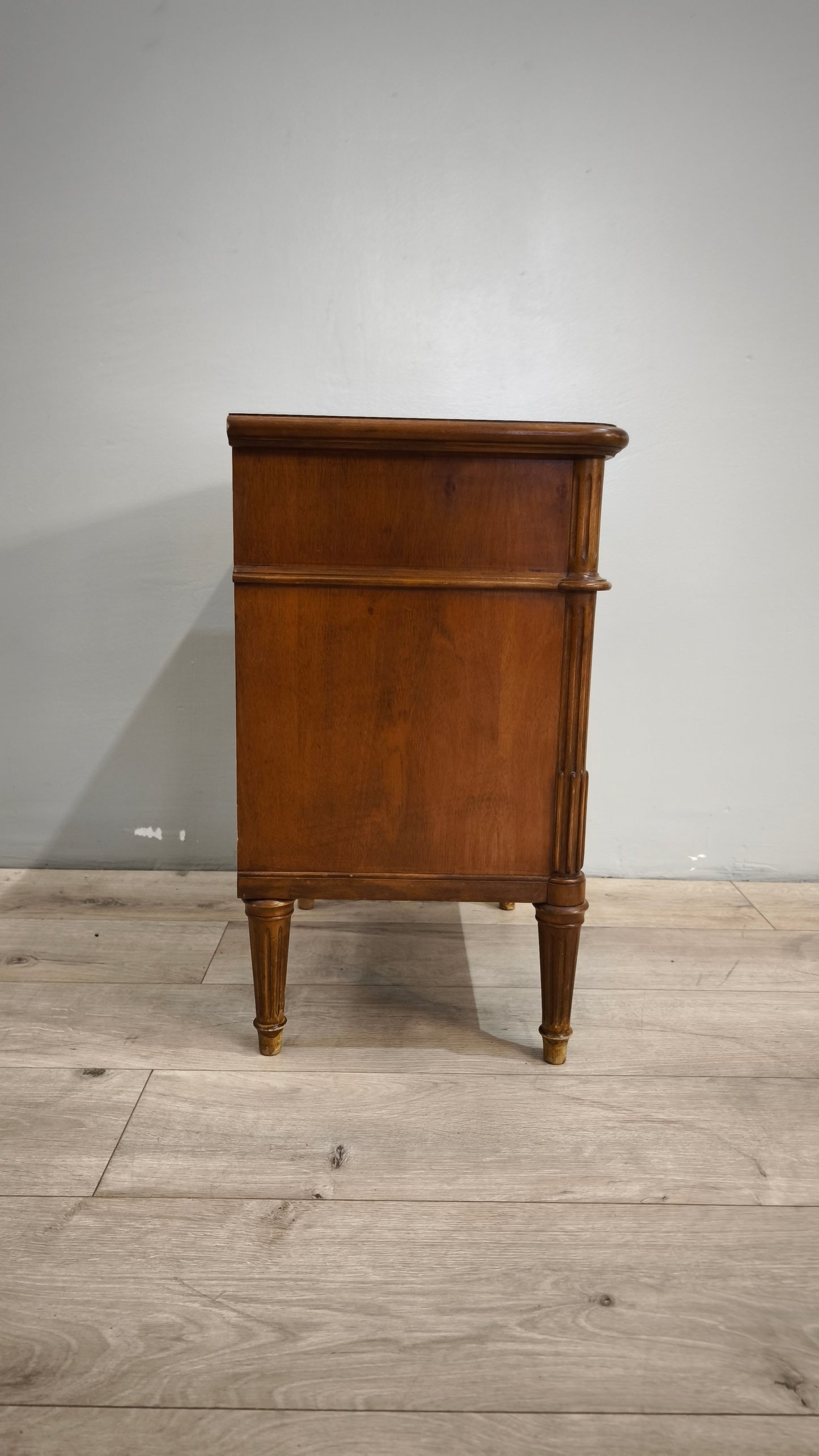 88255 Comodino in legno a 3 cassetti con alzatina