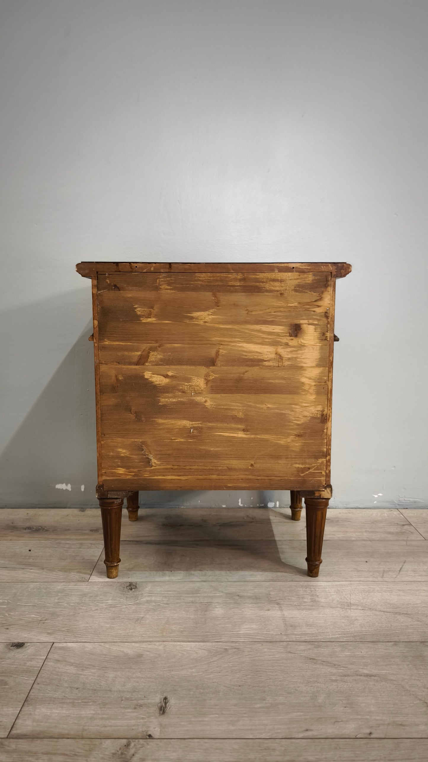 88255 Comodino in legno a 3 cassetti con alzatina