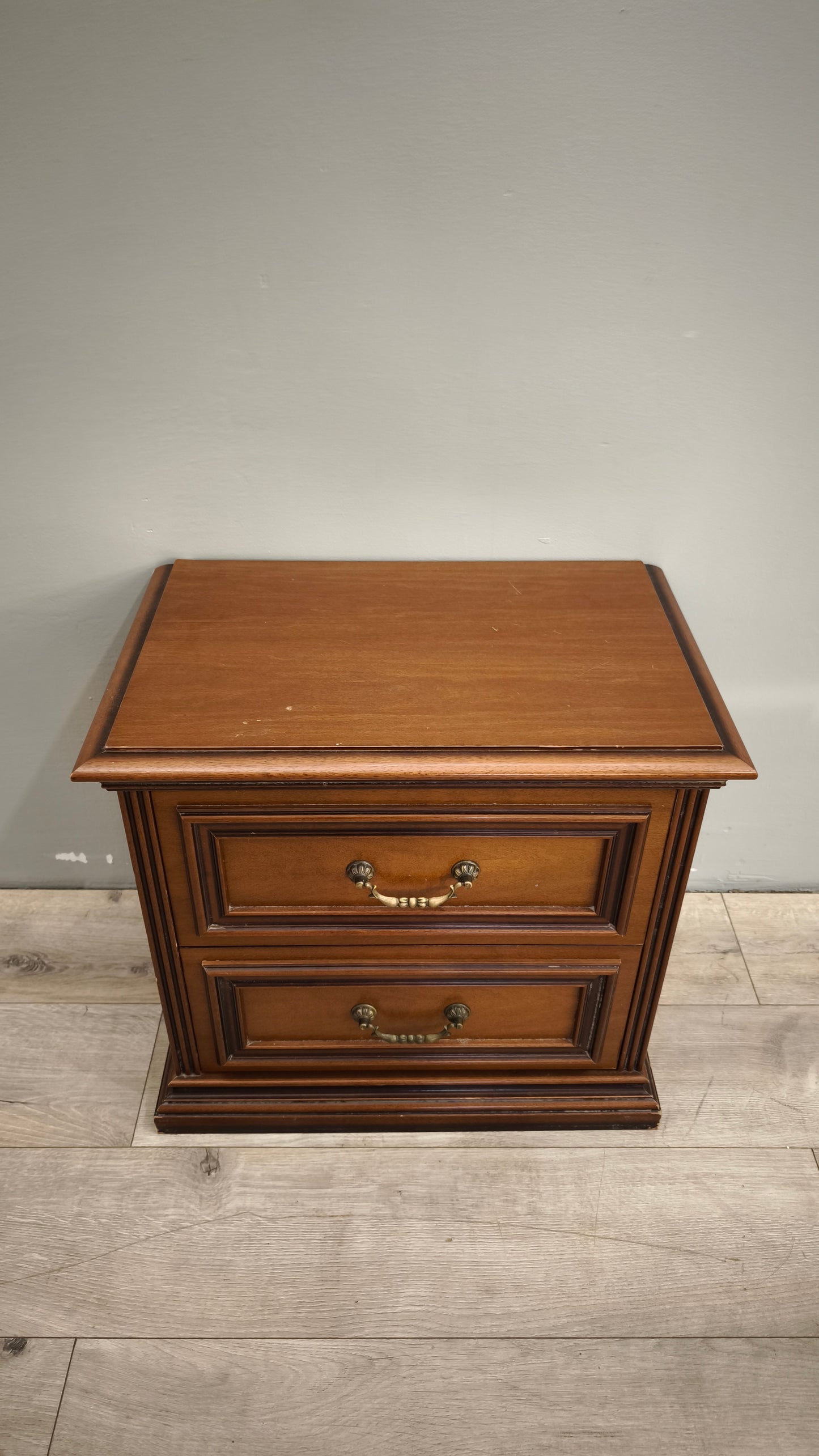 88256 Comodino in stile classico a 2 cassetti