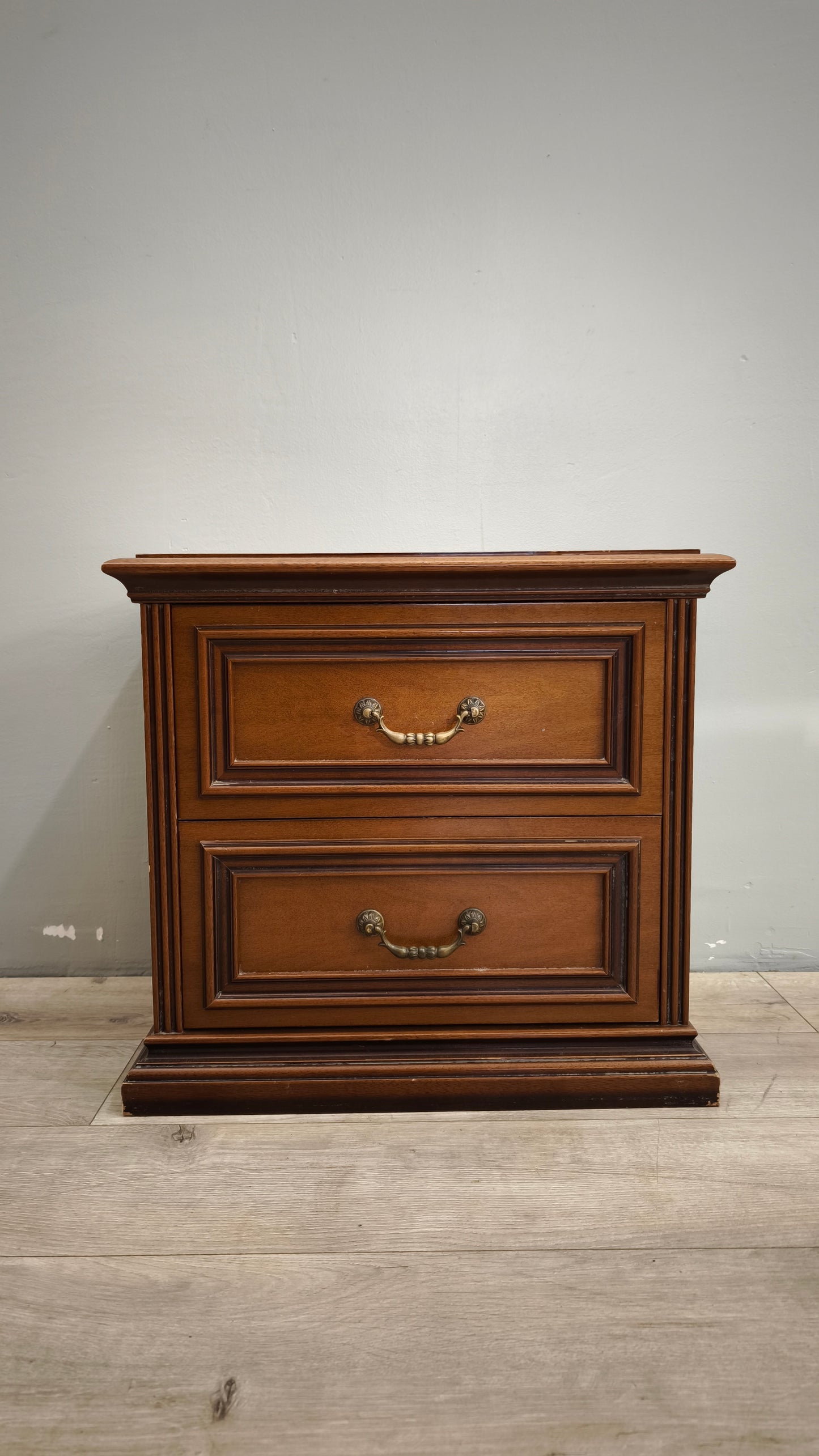 88256 Comodino in stile classico a 2 cassetti