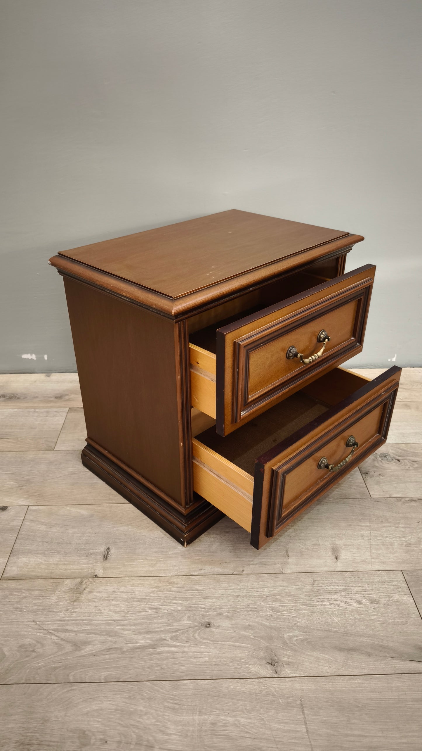 88256 Comodino in stile classico a 2 cassetti