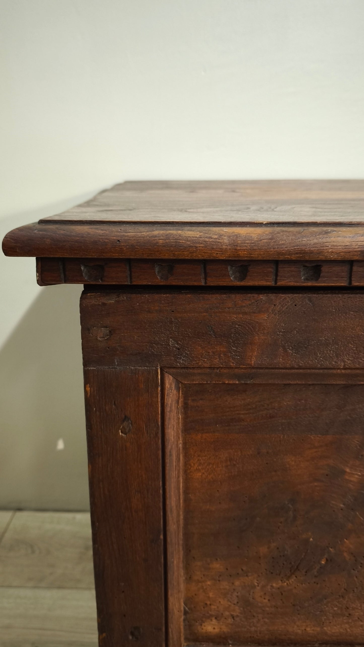 88399 Cassapanca in legno massello di olmo