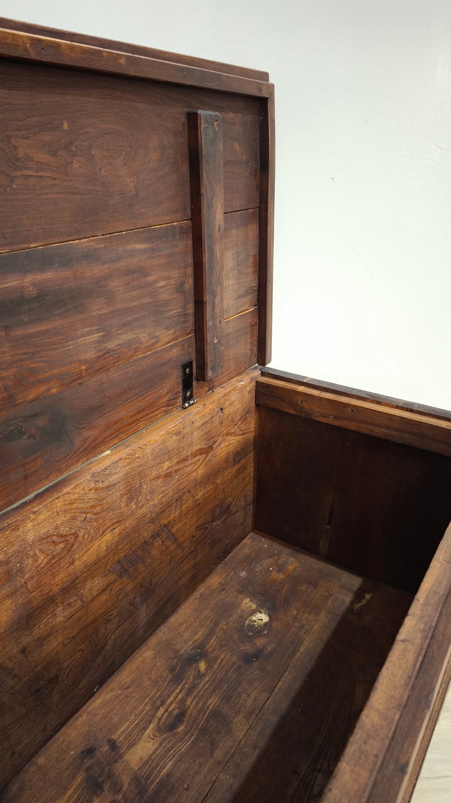 88399 Cassapanca in legno massello di olmo