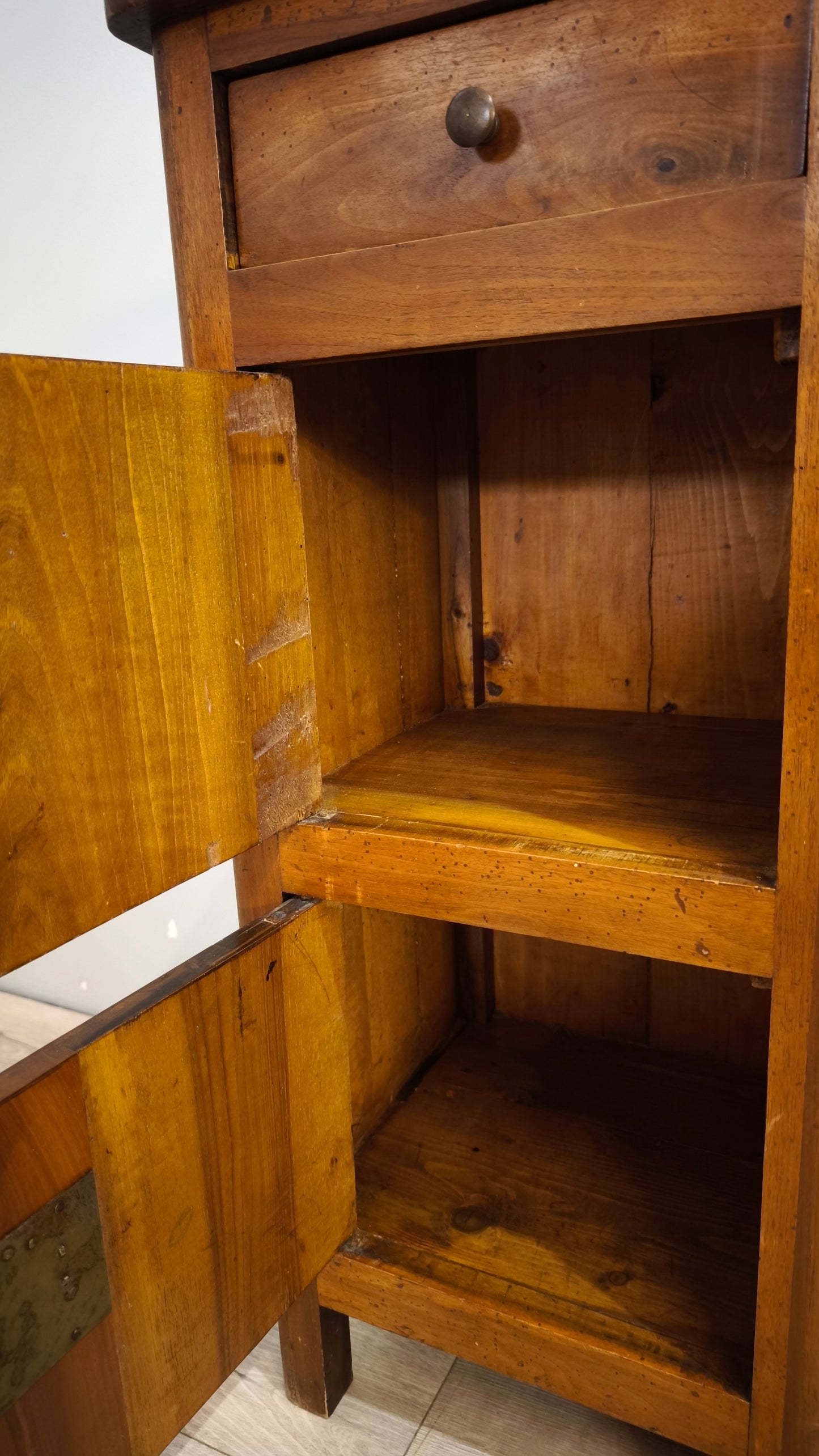 88421 Coppia di comodini in legno con doppio sportello