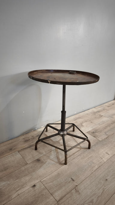 88414 Tavolino artigianale in ferro con piano rotondo