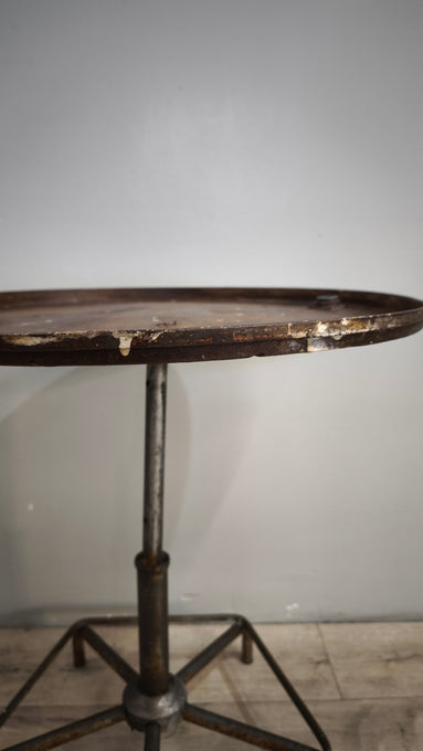 88414 Tavolino artigianale in ferro con piano rotondo