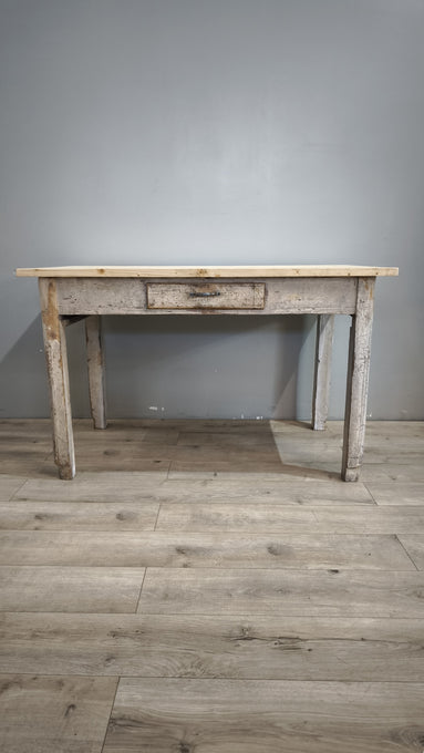 88408 Tavolo rustico in legno con base bianca