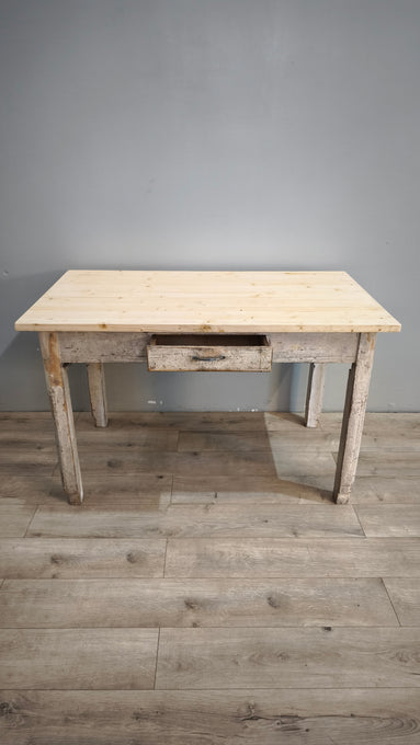 88408 Tavolo rustico in legno con base bianca