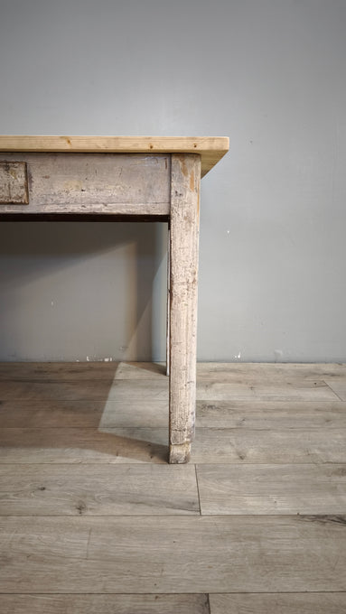 88408 Tavolo rustico in legno con base bianca