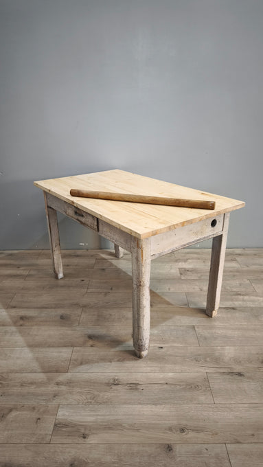 88408 Tavolo rustico in legno con base bianca