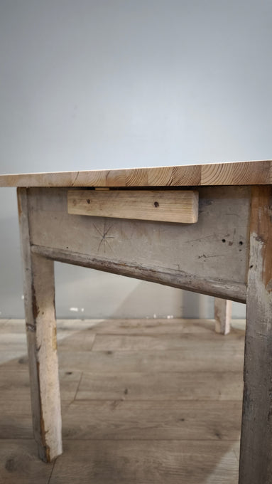 88408 Tavolo rustico in legno con base bianca