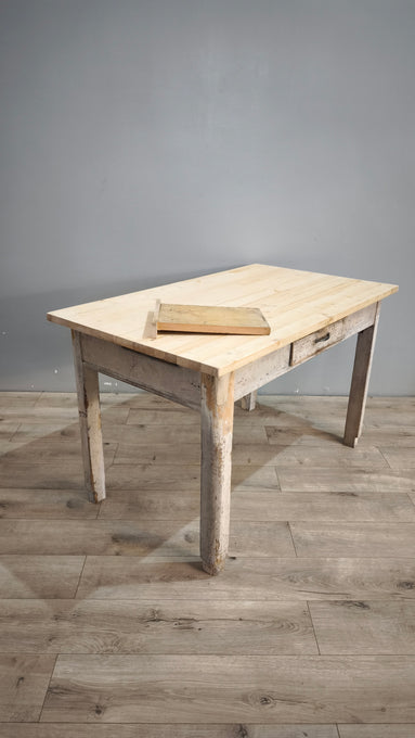 88408 Tavolo rustico in legno con base bianca
