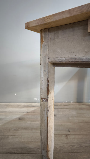 88408 Tavolo rustico in legno con base bianca