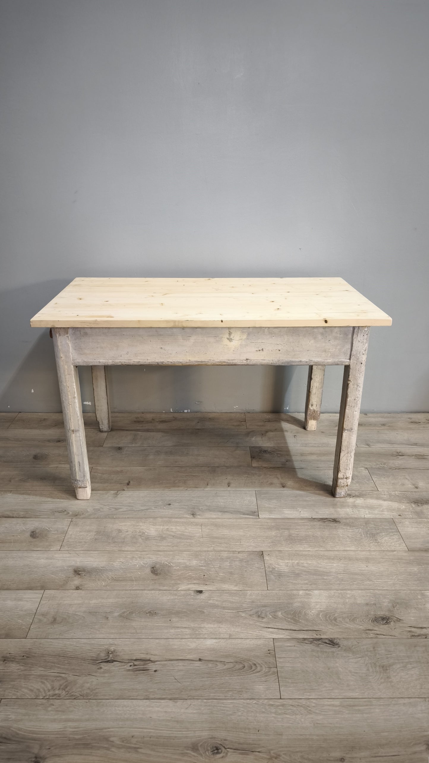 88408 Tavolo rustico in legno con base bianca