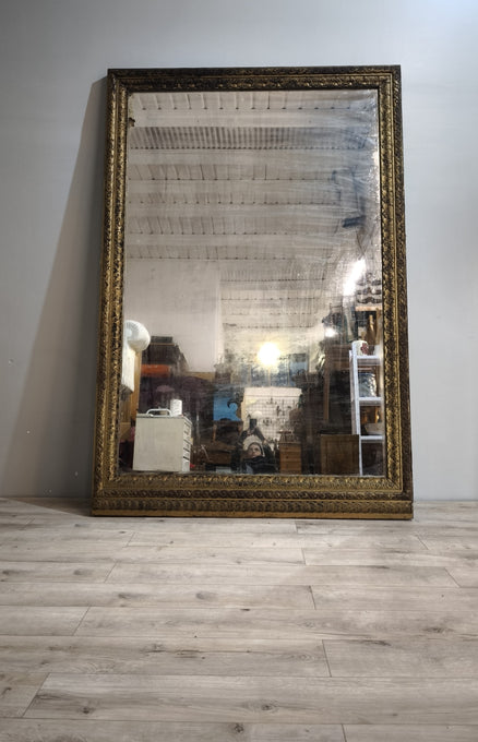 88490 Grande specchio con cornice dorata lavorata