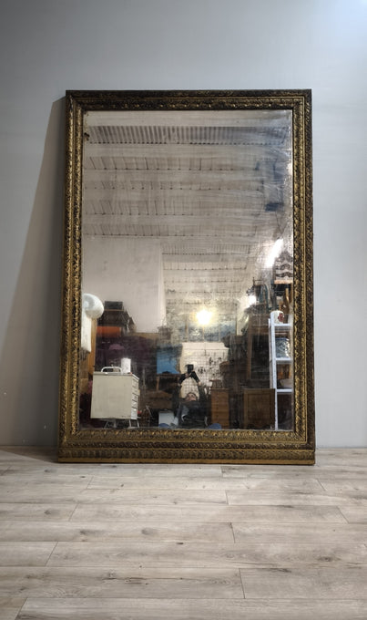 88490 Grande specchio con cornice dorata lavorata