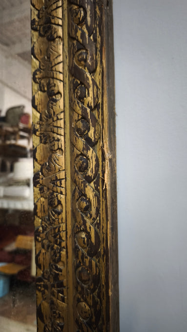 88490 Grande specchio con cornice dorata lavorata
