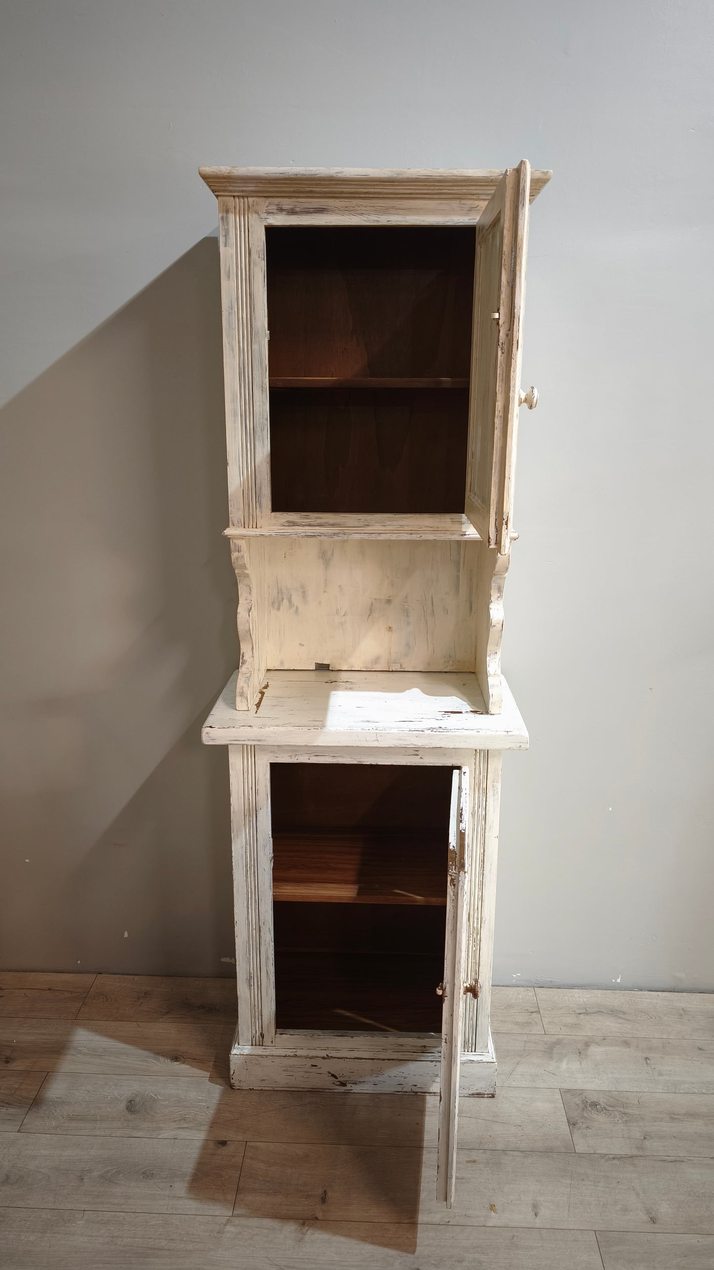 88482 Credenza uno sportello in legno dipinta bianca