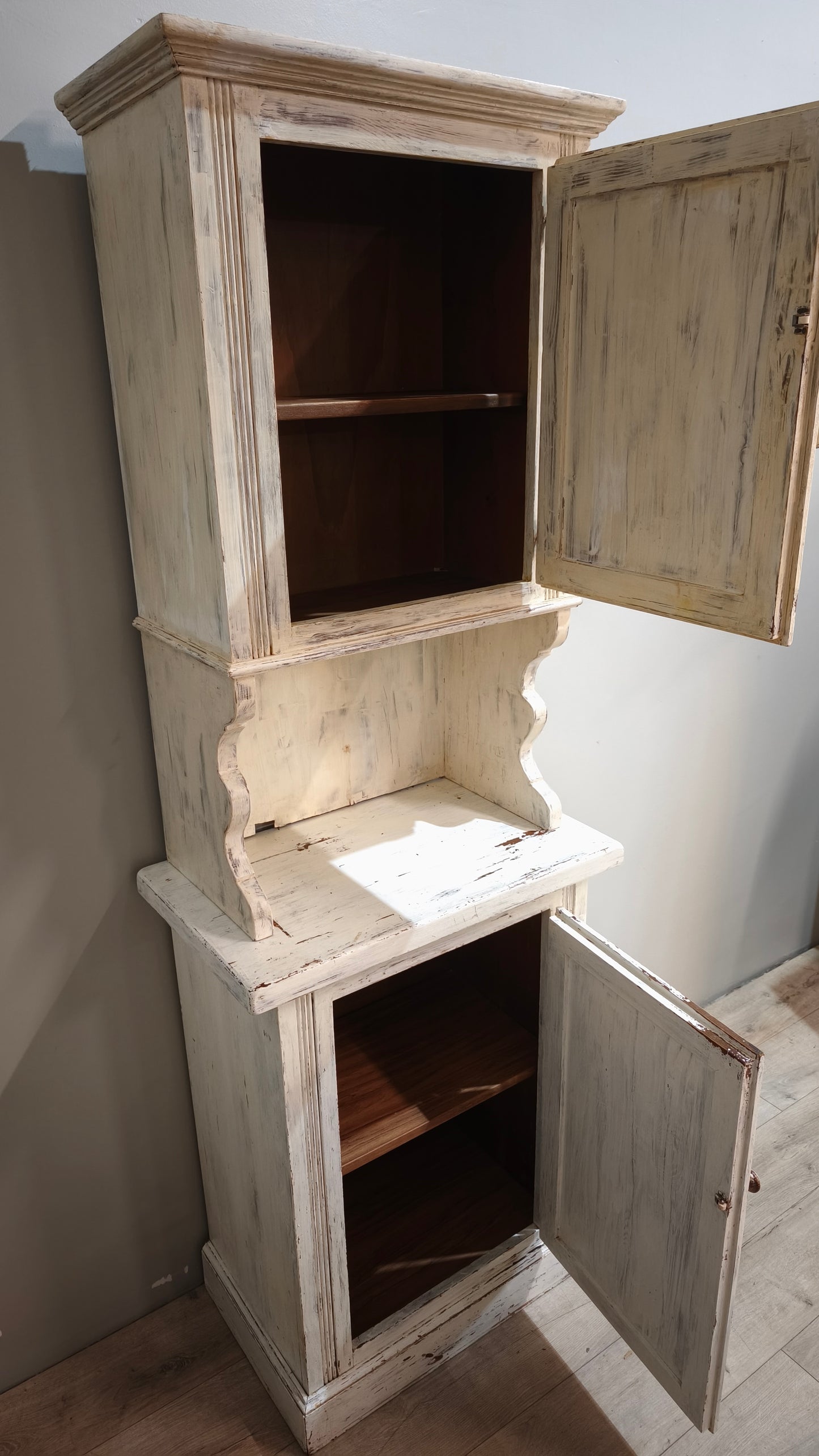 88482 Credenza uno sportello in legno dipinta bianca