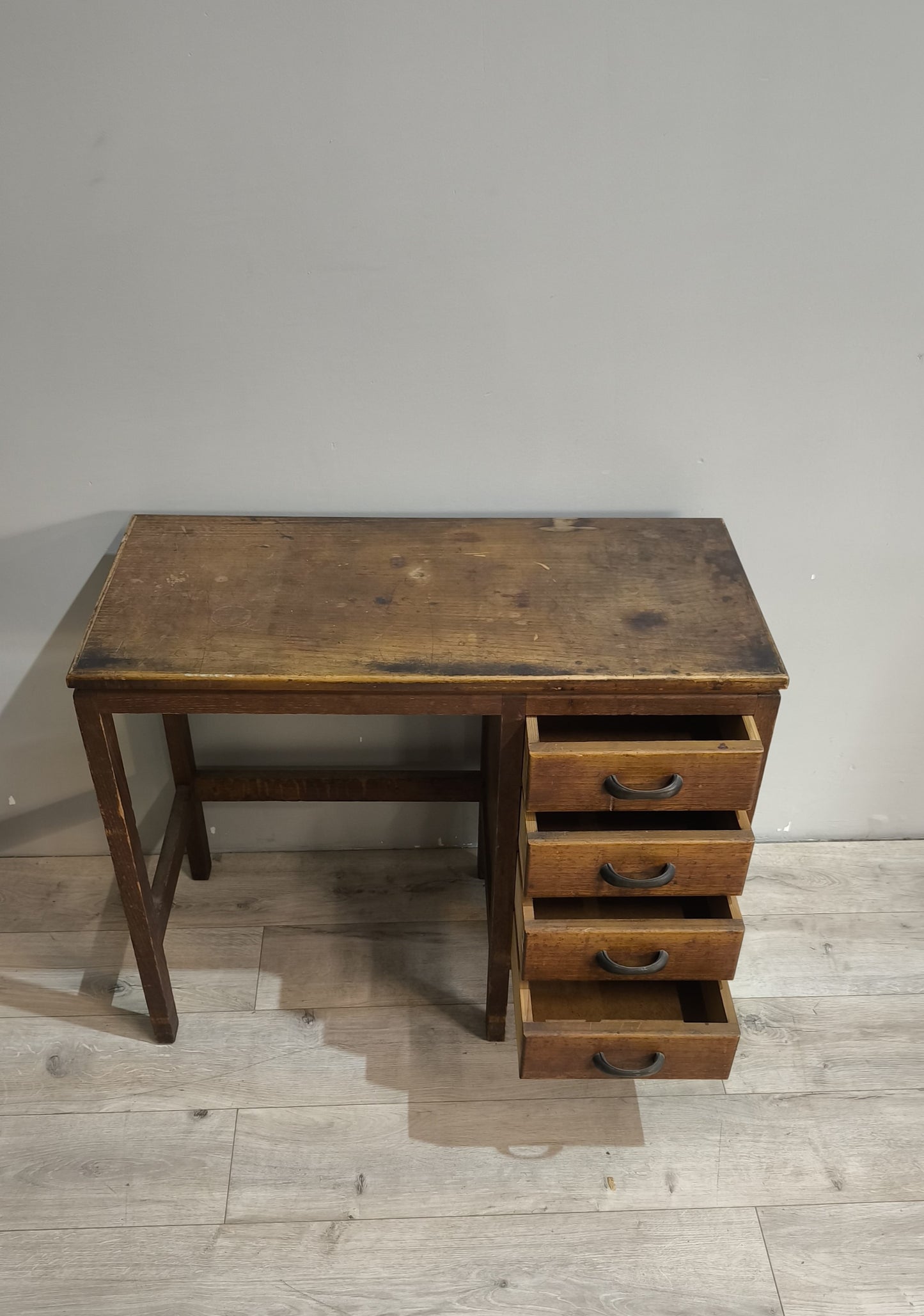 88484 Scrivania in legno con cassetti laterali