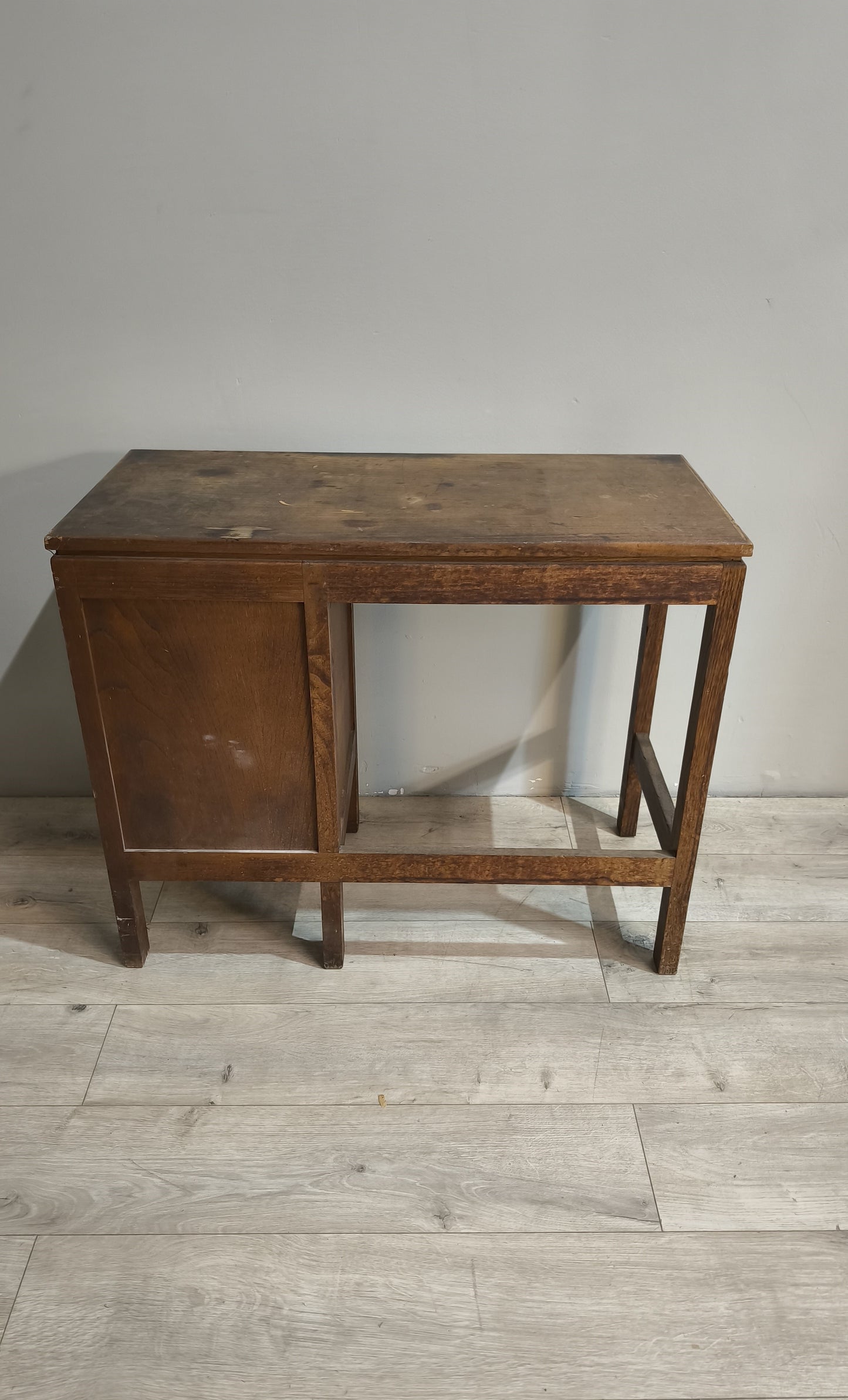 88484 Scrivania in legno con cassetti laterali