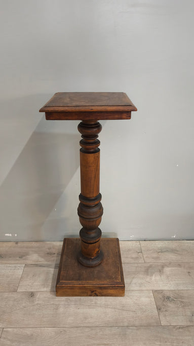 88486 Colonna in legno con piano quadrato