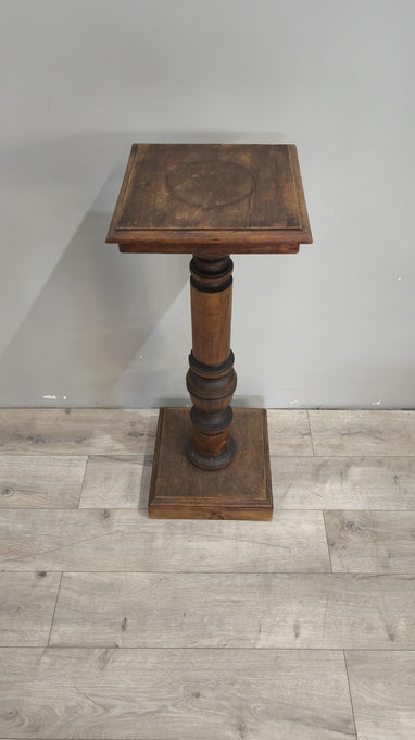 88486 Colonna in legno con piano quadrato