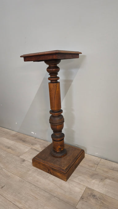 88486 Colonna in legno con piano quadrato