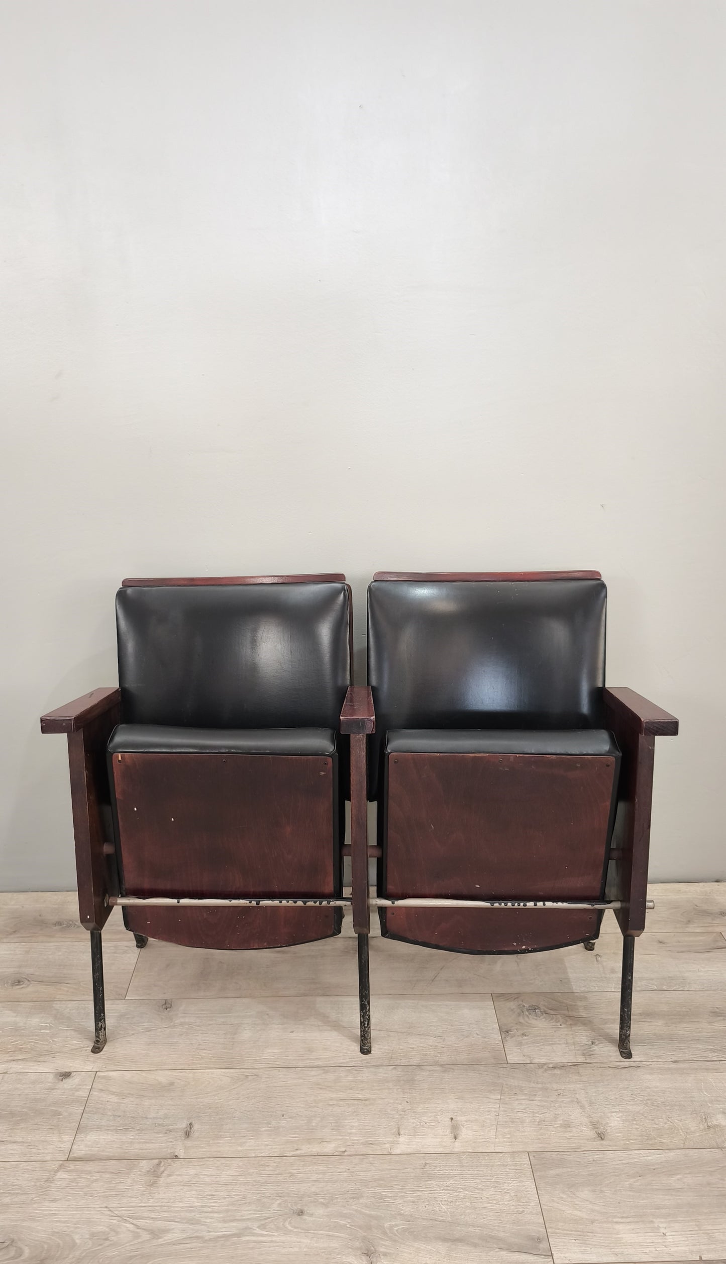 88511 Coppia di sedie da cinema in pelle nera
