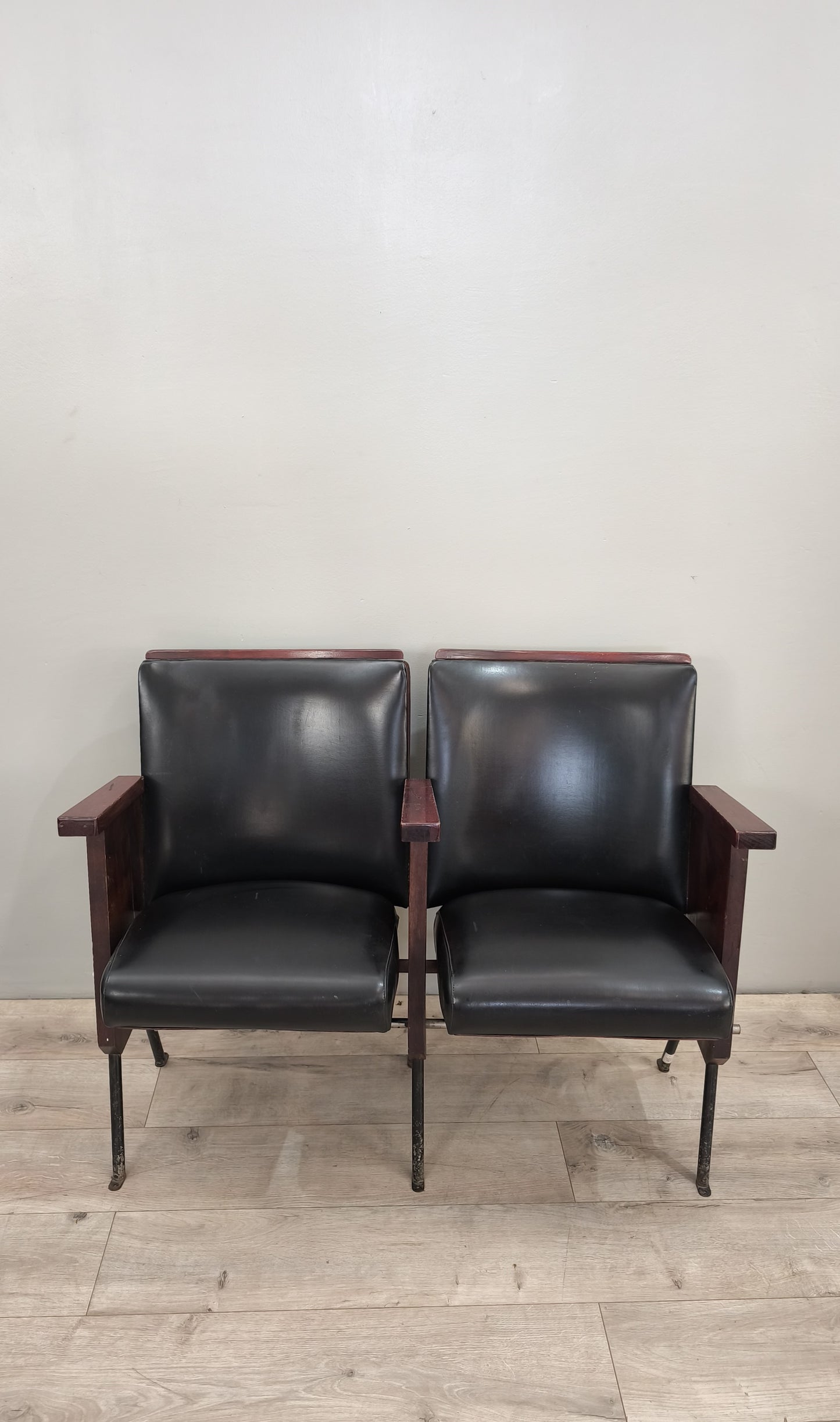 88511 Coppia di sedie da cinema in pelle nera