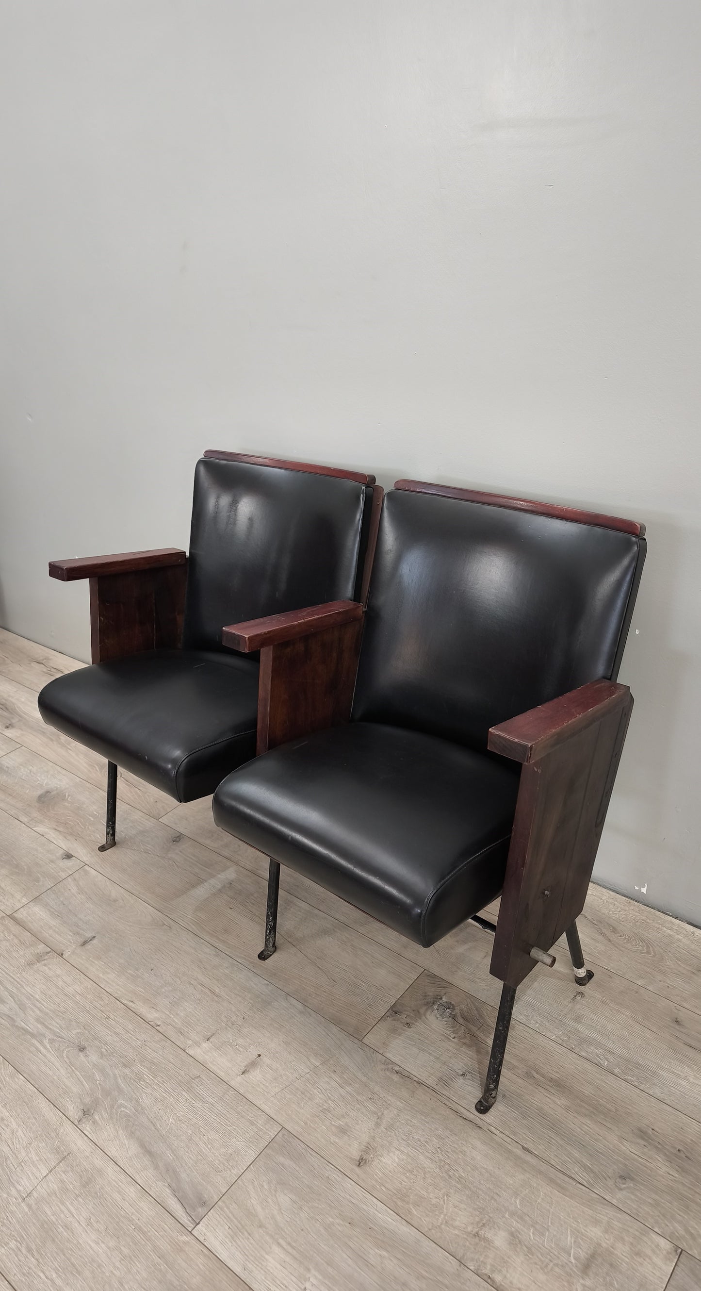 88511 Coppia di sedie da cinema in pelle nera