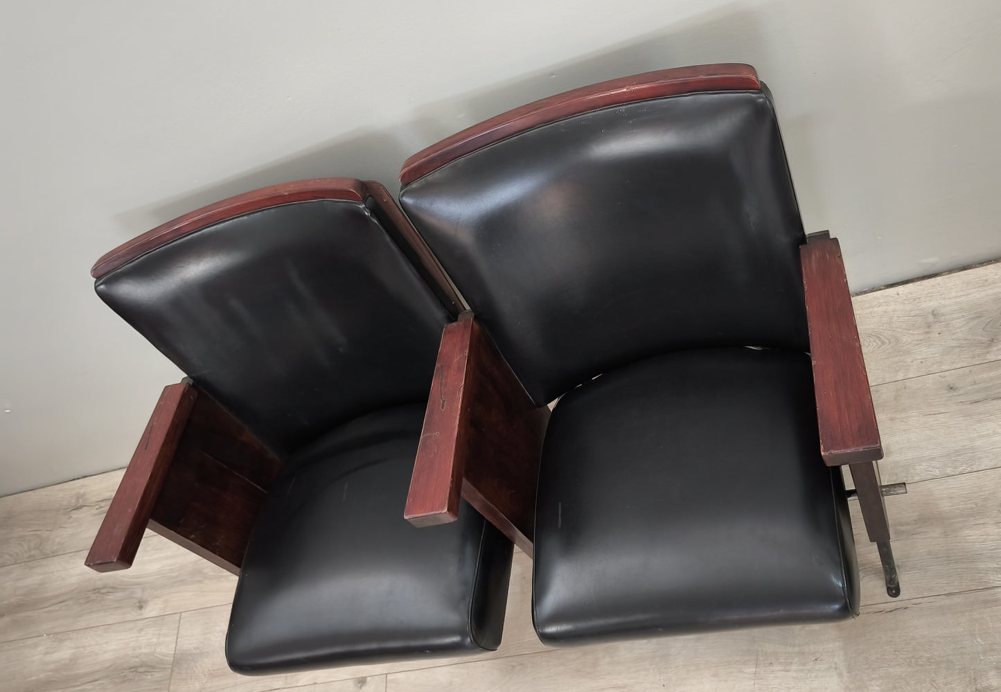 88511 Coppia di sedie da cinema in pelle nera